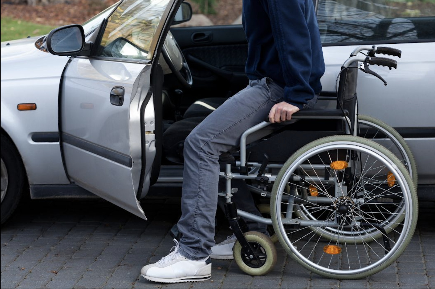 ACTIONS-mobilité-2025 photo montrant une personne en fauteuil entrant dans sa voiture