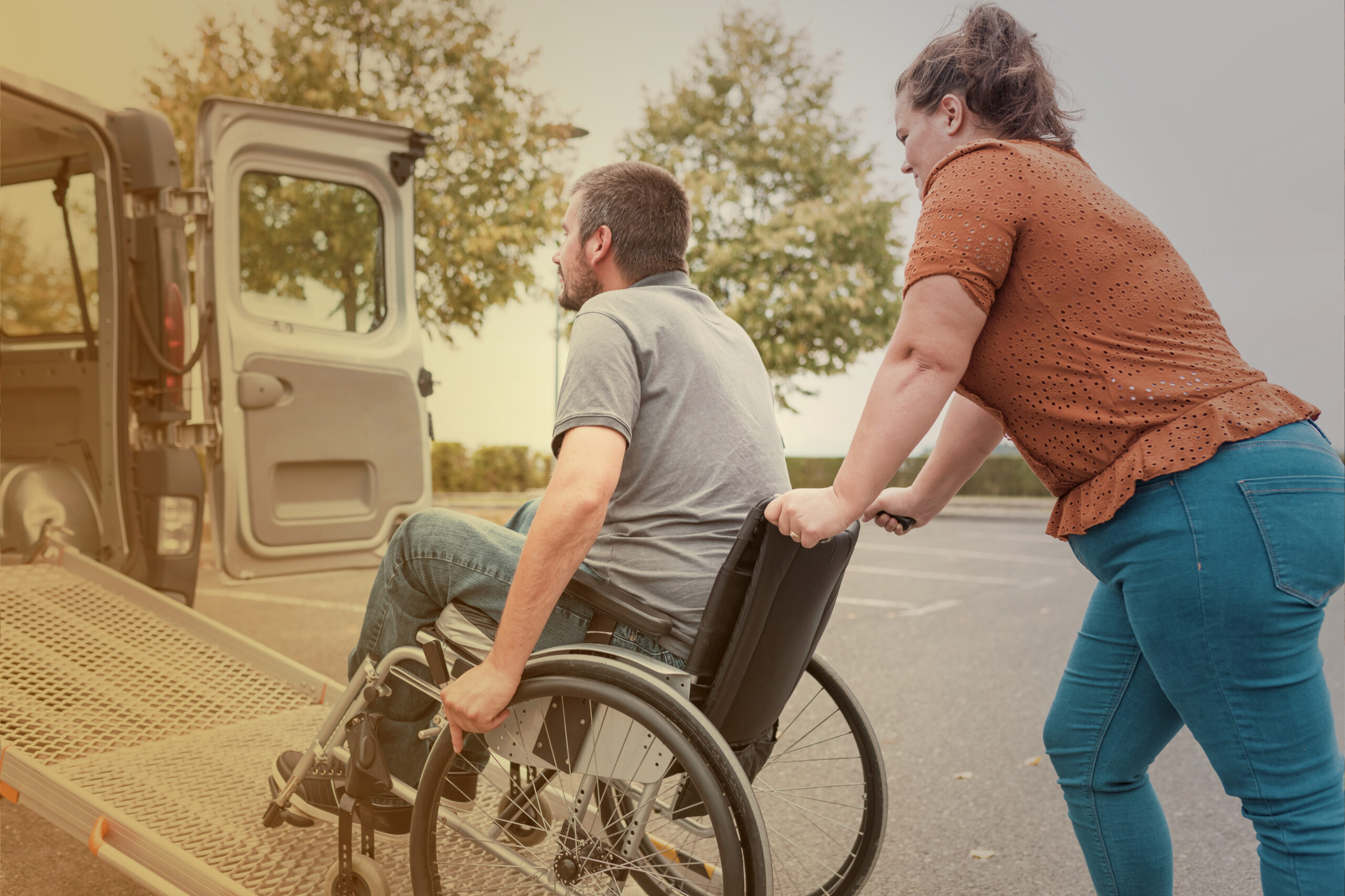 ACTIONS-mobilité-2025 photo montrant une femme pousser le fauteuil d'un homme sur une rampe pour entrer dans un van
