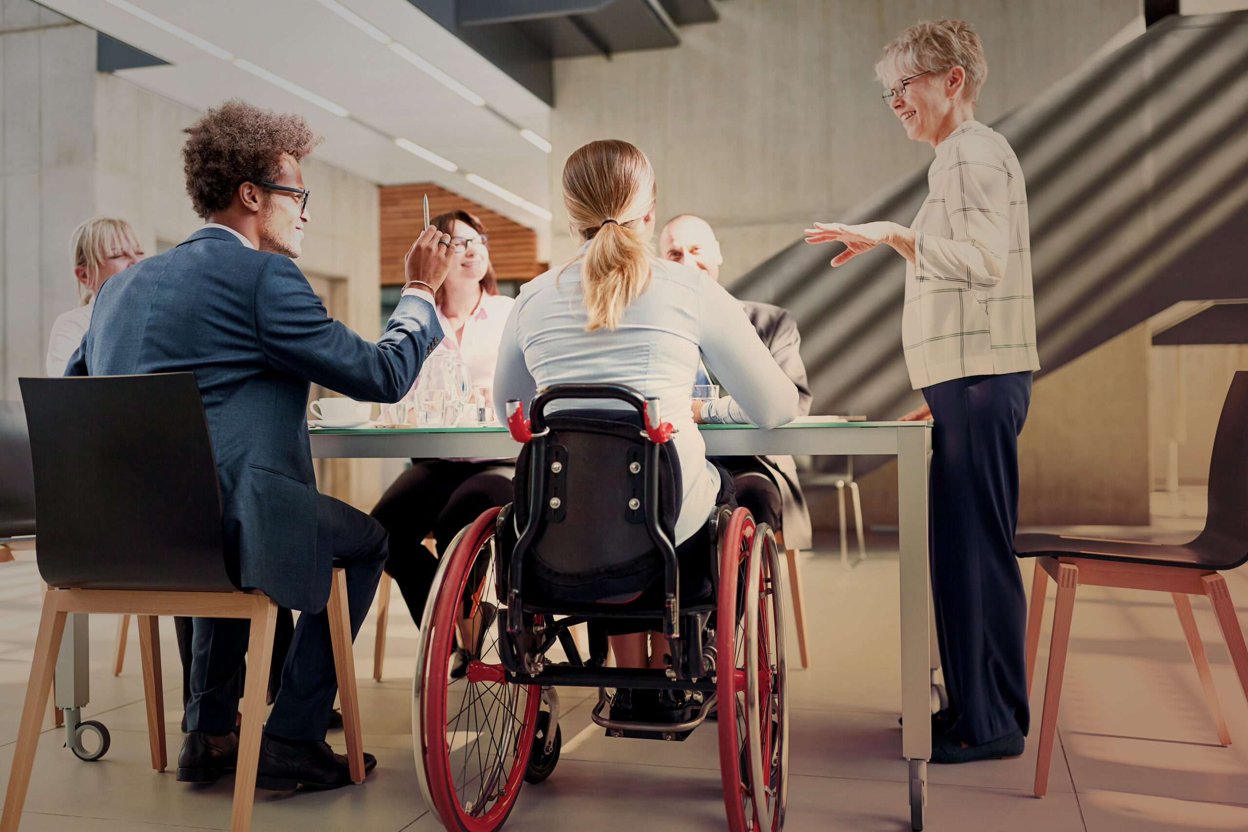 ACTIONS-InsertionProfessionnelle-2025 Photo d'une réunion de travail avec une femme en fauteuil